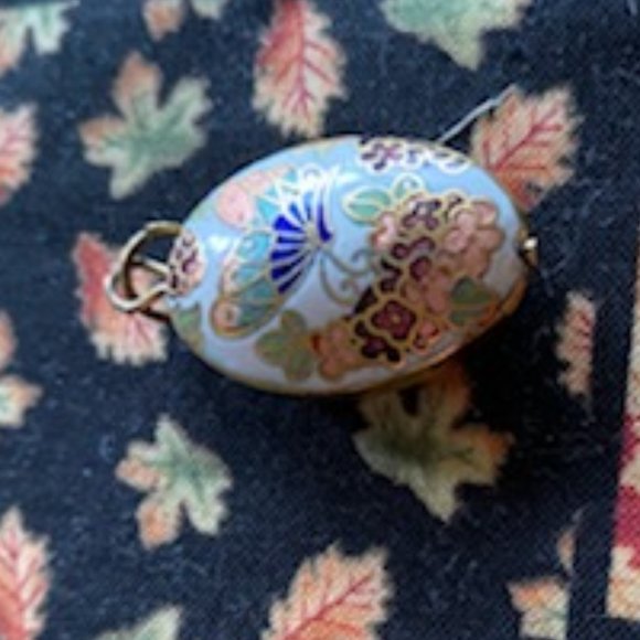 VINTAGE Chinese WHITE w/ gold OVAL Flower & BUTTERFLY CLOISSONE PENDANT * - Picture 4 of 7